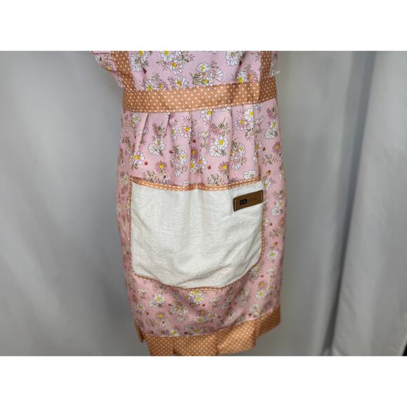 GWP - Vintage-Inspired Pink Daisy Print Apron with Polka Dot Accents - Picture 3 of 12